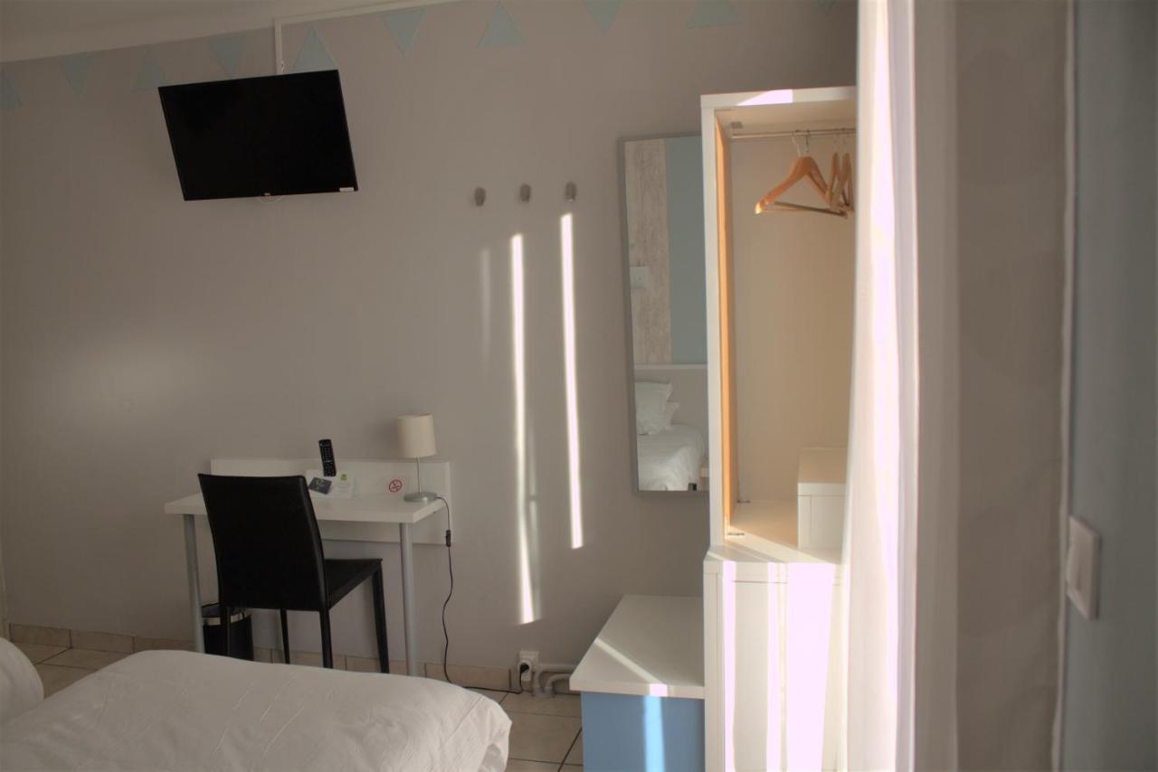 Logis Hotel Le Clement V Рокмор Екстериор снимка