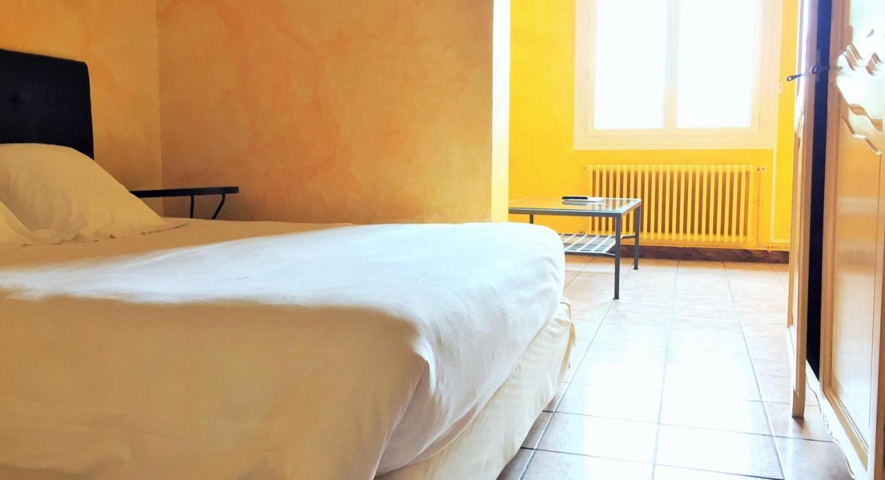 Logis Hotel Le Clement V Рокмор Екстериор снимка