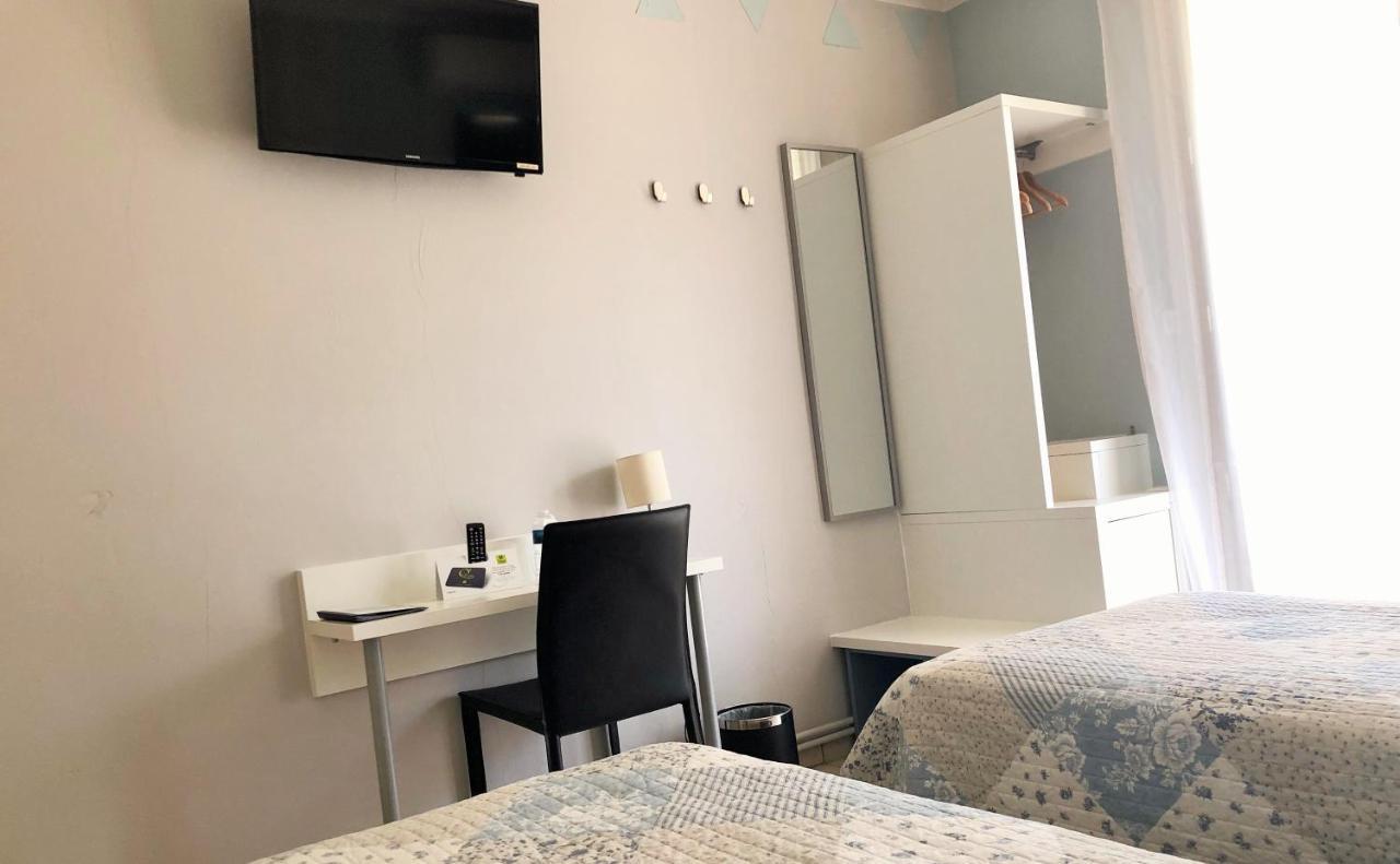 Logis Hotel Le Clement V Рокмор Екстериор снимка