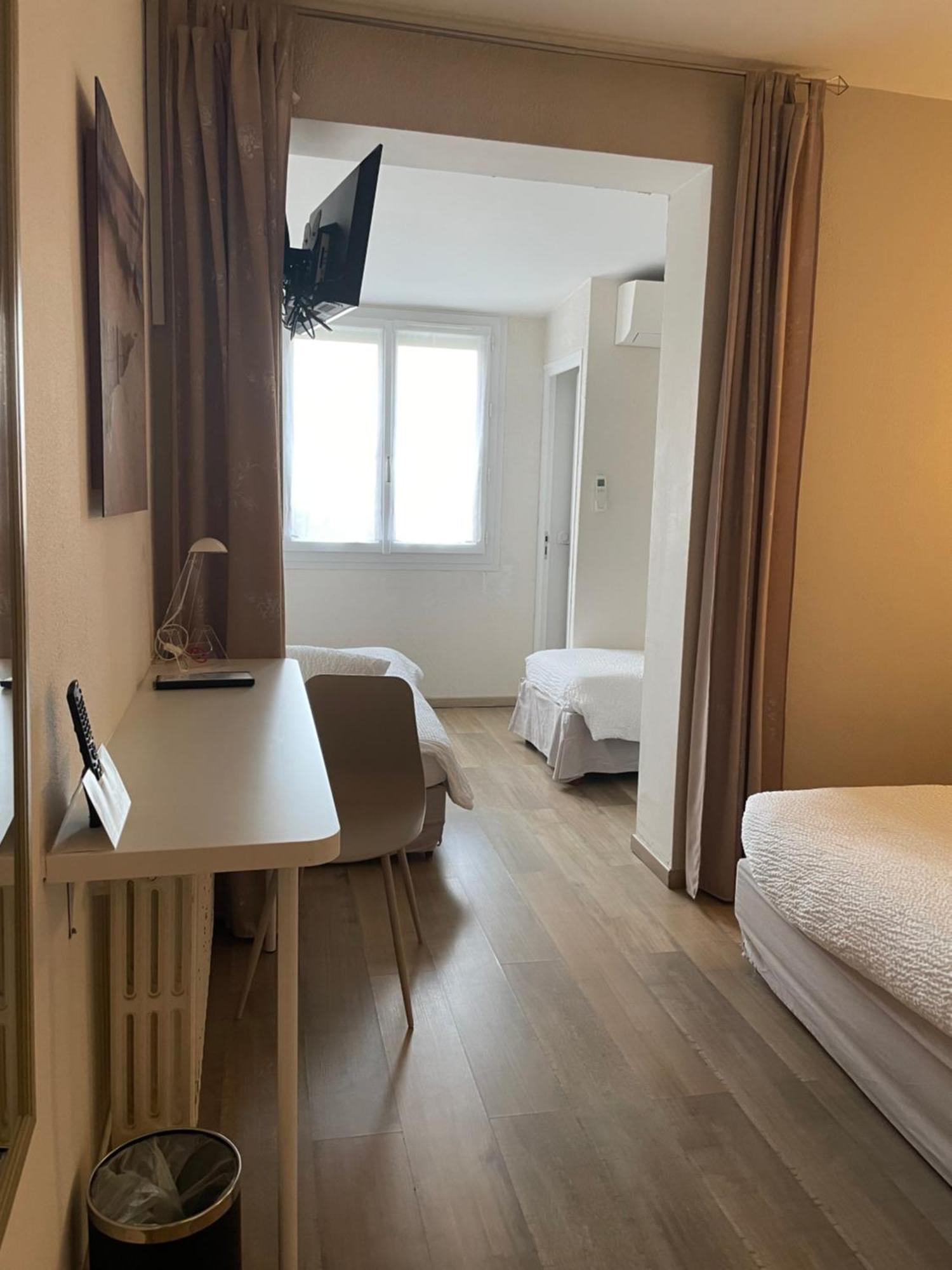 Logis Hotel Le Clement V Рокмор Екстериор снимка