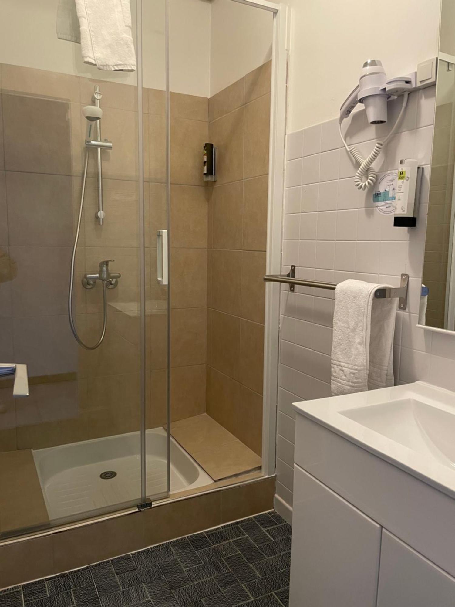 Logis Hotel Le Clement V Рокмор Екстериор снимка