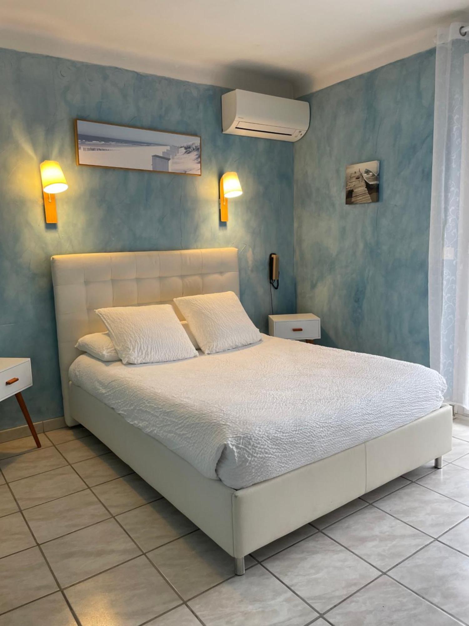 Logis Hotel Le Clement V Рокмор Екстериор снимка