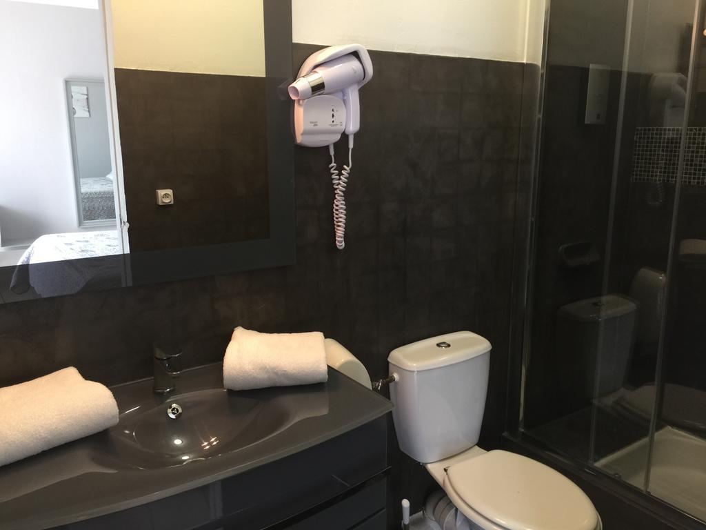 Logis Hotel Le Clement V Рокмор Екстериор снимка