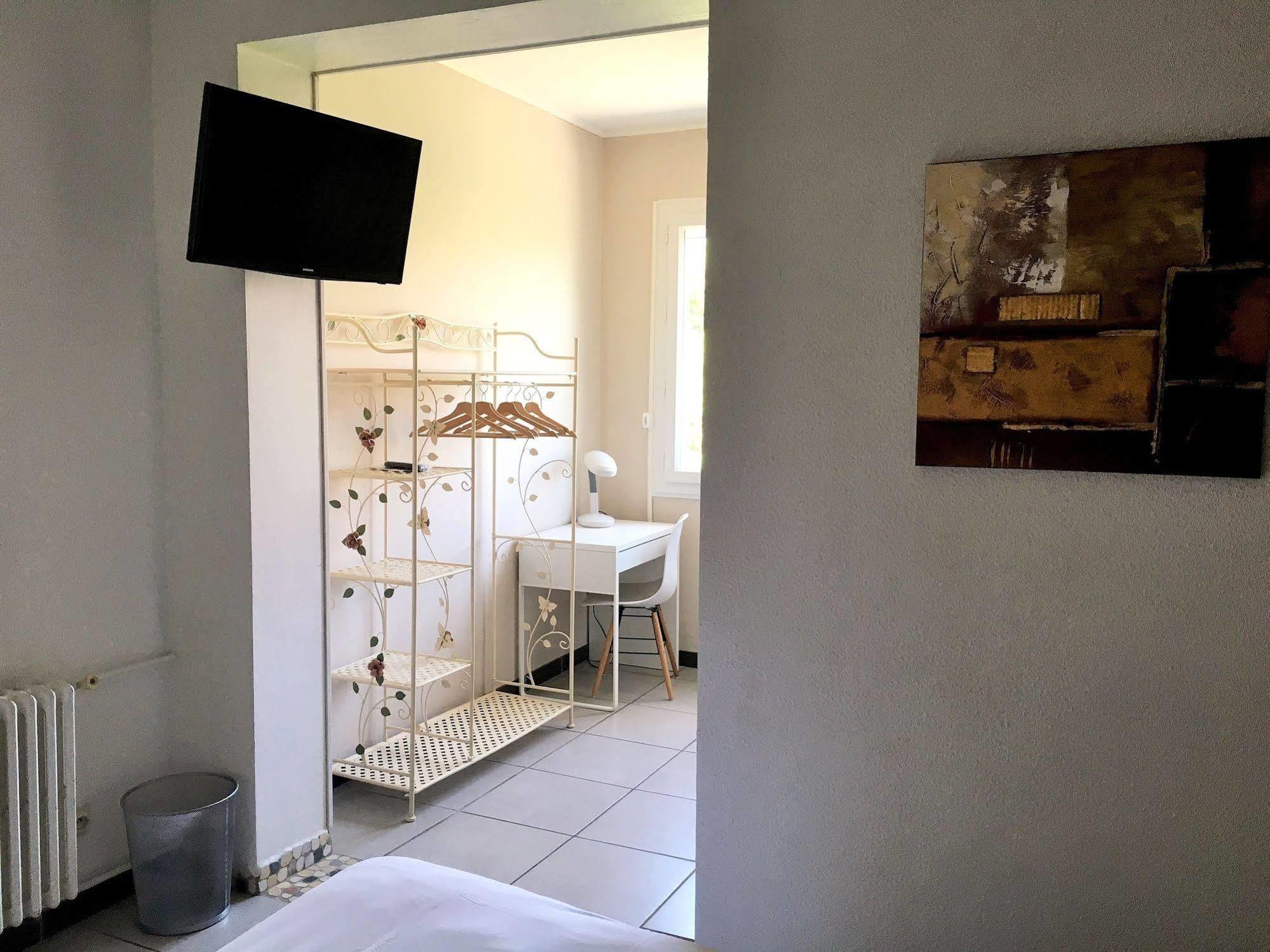 Logis Hotel Le Clement V Рокмор Екстериор снимка